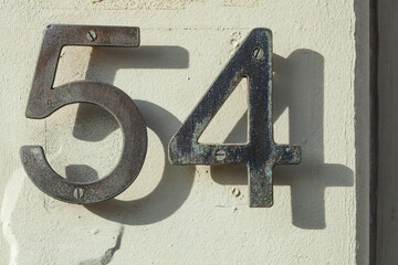 Schwarzes Hausnummernschild Nummer Vierundfünfzig - 788083196