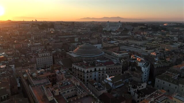 Il sole dell'alba sulla citt&agrave; di Roma. Italia.
Vista aerea panoramica con drone dello Skyline della capitale. Sullo sfondo si vede la cupola del Pantheon e l'altare della patria di Roma.