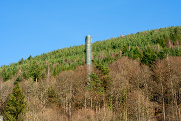 Kamin im Hang am Berg mitten im Wald
