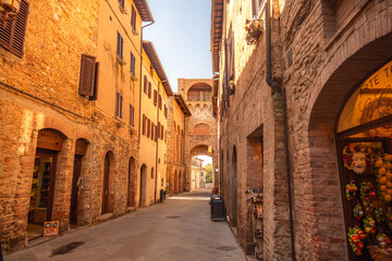 Naklejka premium Medieval San Gimignano hill town with skyline of medieval towers, including the stone Torre Grossa. Province of Siena, Tuscany, Italy.