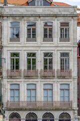 Typical facade of the buildings of the beautiful city of Porto, Portugal. With its windows, balconies and hanging clothes. Next to the Douro river. - 788115317