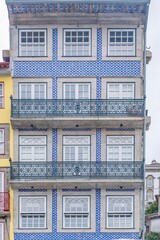 Typical facade of the buildings of the beautiful city of Porto, Portugal. With its typical tiles of Portugal, its windows, balconies and hanging clothes. Next to the Douro river. - 788115797