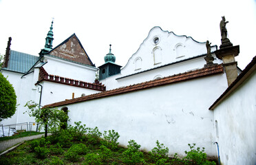 redniowieczne budynki Klasztoru   Opactwa Cystersów w Szczyrzycu,
Wśród malowniczych wzgórz Beskidu Wyspowego nad rzeką Stradomką jest jedno z najstarszych w Polsce Opactwo  w Strzyrzycu