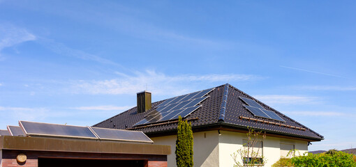Modernes Wohnhaus und Garage mit Solaranlagen zur umweltfreundlichen Strom- und Warmwassererzeugung