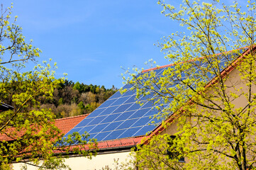Photovoltaikanlage auf rotem Hausdach