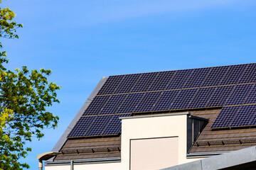 Solaranlage zur Erzeugung von Grünem Strom - obrazy, fototapety, plakaty