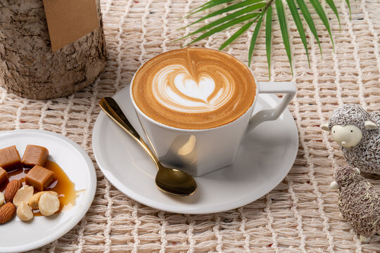 Caf&eacute;, milk tea, tart, tiramisu, ade, fresh fruit, lemon, fashion fruit, melting, chocolate, Monte Carlo, Mircino, Einspanner, Jeju, matcha, latte, toffee nut, latte