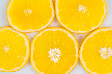 Aufgeschnittene gelbe Orangen