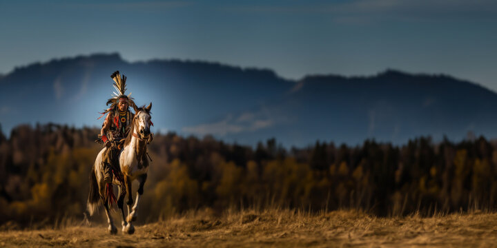 Un chef indien sur son cheval galopant dans un paysage d'Am&eacute;rique du Nord, image avec espace pour texte.
