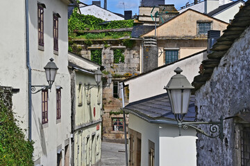 Lugo, Galizia, case e vicoli del centro storico dal cammino di ronda delle mura romane - Spagna