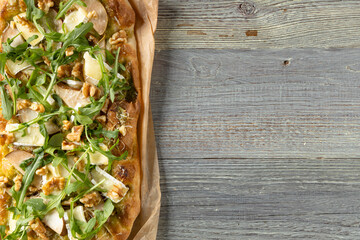 Traditional Roman pinsa with pear, nuts and arugula - 788209935
