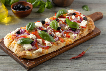 Traditional Roman pinsa with feta cheese, peppers and black olives. - 788210365