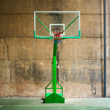 This is an indoor basketball hoop in a residential area in Chongqing, and the court is located under a bridge hole.
