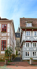 Schöne bunte Fachwerkhäuser im Sommer in den Gassen der Altstadt von Hildesheim, Niedersachsen, Deutschland bei blauem himmel