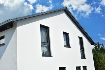 Fassade eines neu gebauten modernen Wohnhauses