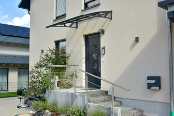 Eingangsbereich an einem modernen Einfamilien-Wohnhaus