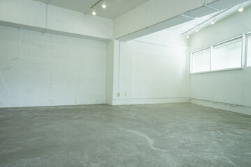 白い部屋,無機質な部屋,無機質な部屋の窓、空っぽの部屋