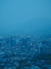 Obraz premium Vue de de la ville de kyoto sous la pluie du haut de la tour de kyoto, Japon