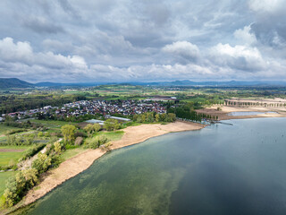 Luftaufnahme vom westlichen Teil des Bodensees mit der Bodenseegemeinde Moos und dem Bootshafen