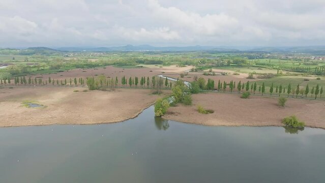 Luftaufnahme von der Radolfzeller Aach die in den westlichen Bodensee m&uuml;ndet, dahinter das Raolfzeller Aachried, am Horizont die Hegauberge