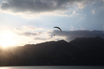Paragliding on the lake Garda - obrazy, fototapety, plakaty