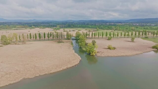 Luftaufnahme von der Radolfzeller Aach die in den westlichen Bodensee m&uuml;ndet, dahinter das Raolfzeller Aachried, am Horizont die Hegauberge