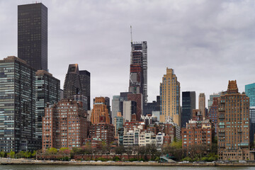 Manhattan seen from Roosevelt Island. - obrazy, fototapety, plakaty