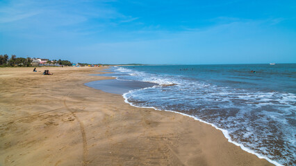 Obraz premium Ghoghla Beach is situated near the main town of Diu ideal for thrilling water sport activities like swimming, parasailing, surfing and banana boat.