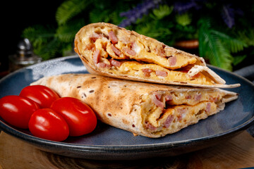 Tortilla multigrain with omelette, sausage and bacon.