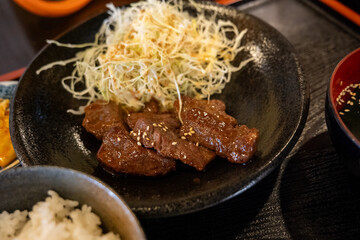 牛タン　厚切り　千切りキャベツ