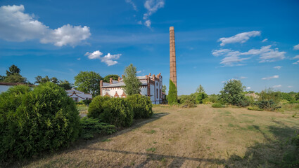 Zabytkowa fabryka - gorzelnia - pod błękitnym niebem. Słoneczne lipcowe popołudnie w pięknej okolicy - Ruda Kościelna.
