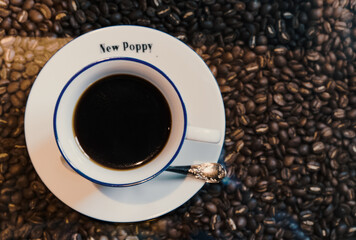 コーヒー豆の上のコーヒー