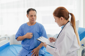 Obraz premium Young Asian female doctor talking with elderly man Provide care and assistance to patients in hospital beds Elderly health care and medicine