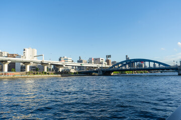 首都を貫く高速道路と隅田川に架かる駒形橋