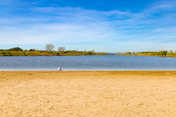 Una persona disfruta de la soledad en la extensa playa de la desembocadura del río Ter, La Gola...
