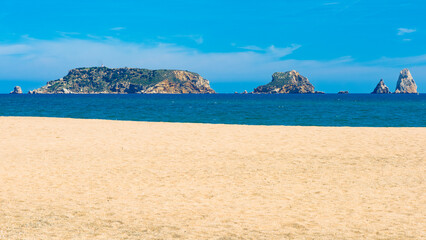 Playa dorada en primer plano con las Islas Medas al fondo, un destacado paraje natural en Estartit, Cataluña, bajo un cielo azul de primavera. - obrazy, fototapety, plakaty