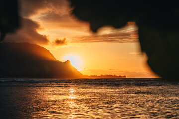 sunset over the ocean with hawaii mountains