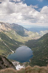 Krajobraz doliny Rybiego Potoku w Tatrach Wysokich. Widoczne schronisko wysokogórskie w Morskim Oku. - obrazy, fototapety, plakaty