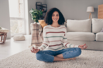 Photo portrait of attractive young woman sit floor meditate toothy smile dressed casual clothes cozy day light home interior living room - obrazy, fototapety, plakaty