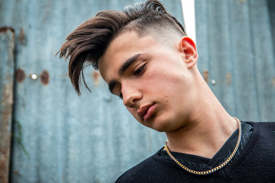 Chico joven luciendo corte de pelo a la moda