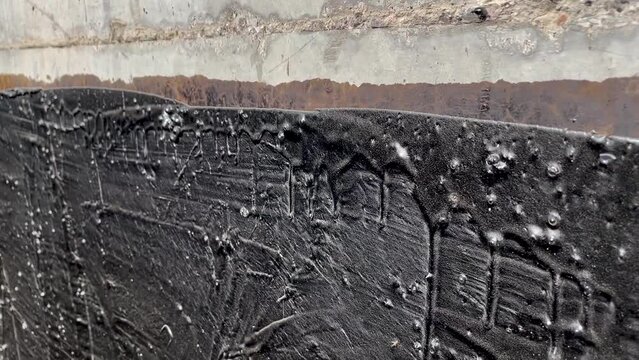 Waterproofing a concrete wall with liquid bitumen