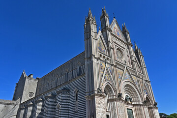 Fototapeta na wymiar Orvieto, il Duomo di Orvieto fra la strade, vicoli e case della città antica, Terni - Umbria 