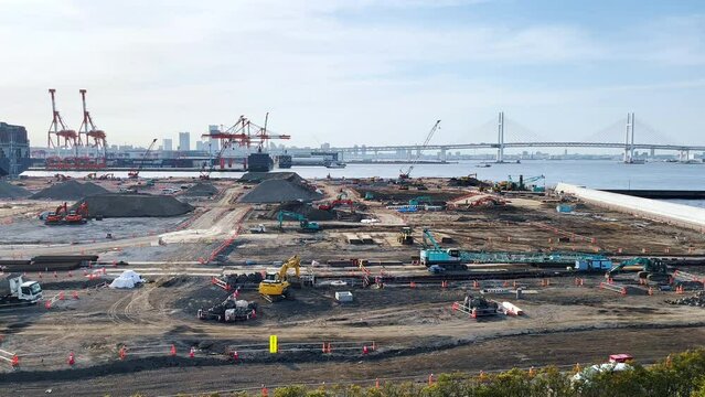 横浜港シンボルタワーから望む横浜ベイブリッジと本牧埠頭の工事現場