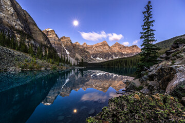 Alpine lake in mountains at early morning.  Moraine Lake in Banff National Park, Canadian Rockies, Alberta, Canada. - obrazy, fototapety, plakaty