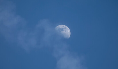 Mond mit zarten Wolken