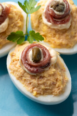 Uova ripiene con salsa di tonno, capperi e acciughe, stuzzichini europei 