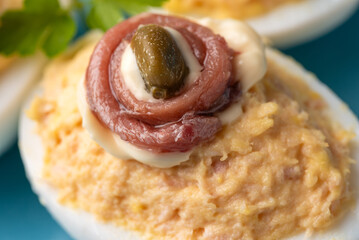 Uova ripiene con salsa di tonno, capperi e acciughe, stuzzichini europei  - 788620114
