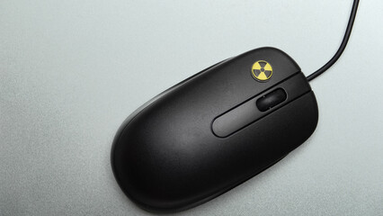 Souris d'ordinateur avec le symbole de la radioactivité indiqué sur le clic gauche