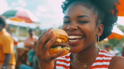 Mulher afro comendo um hambúrguer em um festival 