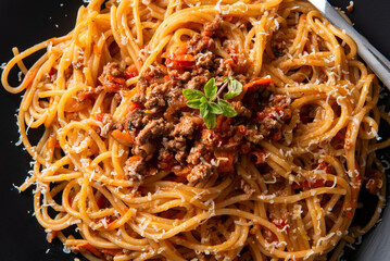 Piatto di deliziosi spaghetti conditi con salsa alla bolognese, cibo italiano, cucina europea